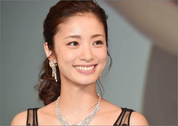 【画像】上戸彩しわしわで老けたと噂!可愛すぎた若い頃と比較検証!